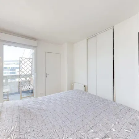 Apartment Spacieux Et Lumineux, Avec Balcon Et Ascenseur