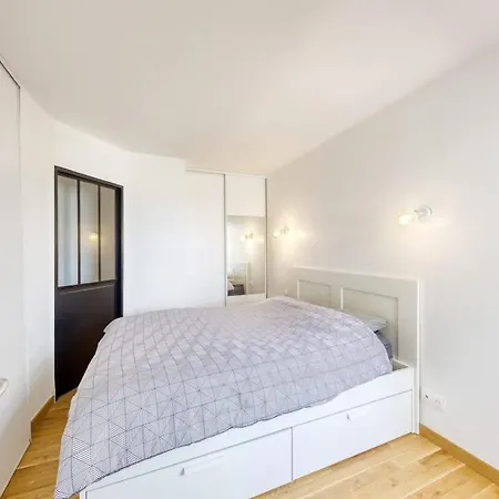 Apartment Spacieux Et Lumineux, Avec Balcon Et Ascenseur