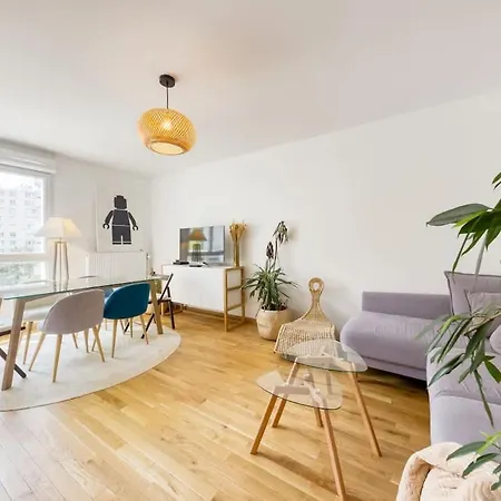 Apartment Spacieux Et Lumineux, Avec Balcon Et Ascenseur