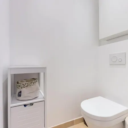 Spacieux Et Lumineux, Avec Balcon Et Ascenseur *